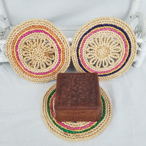 3 vintage wicker Trivets &  little etched wooden trinket box - Picture 3 of 15